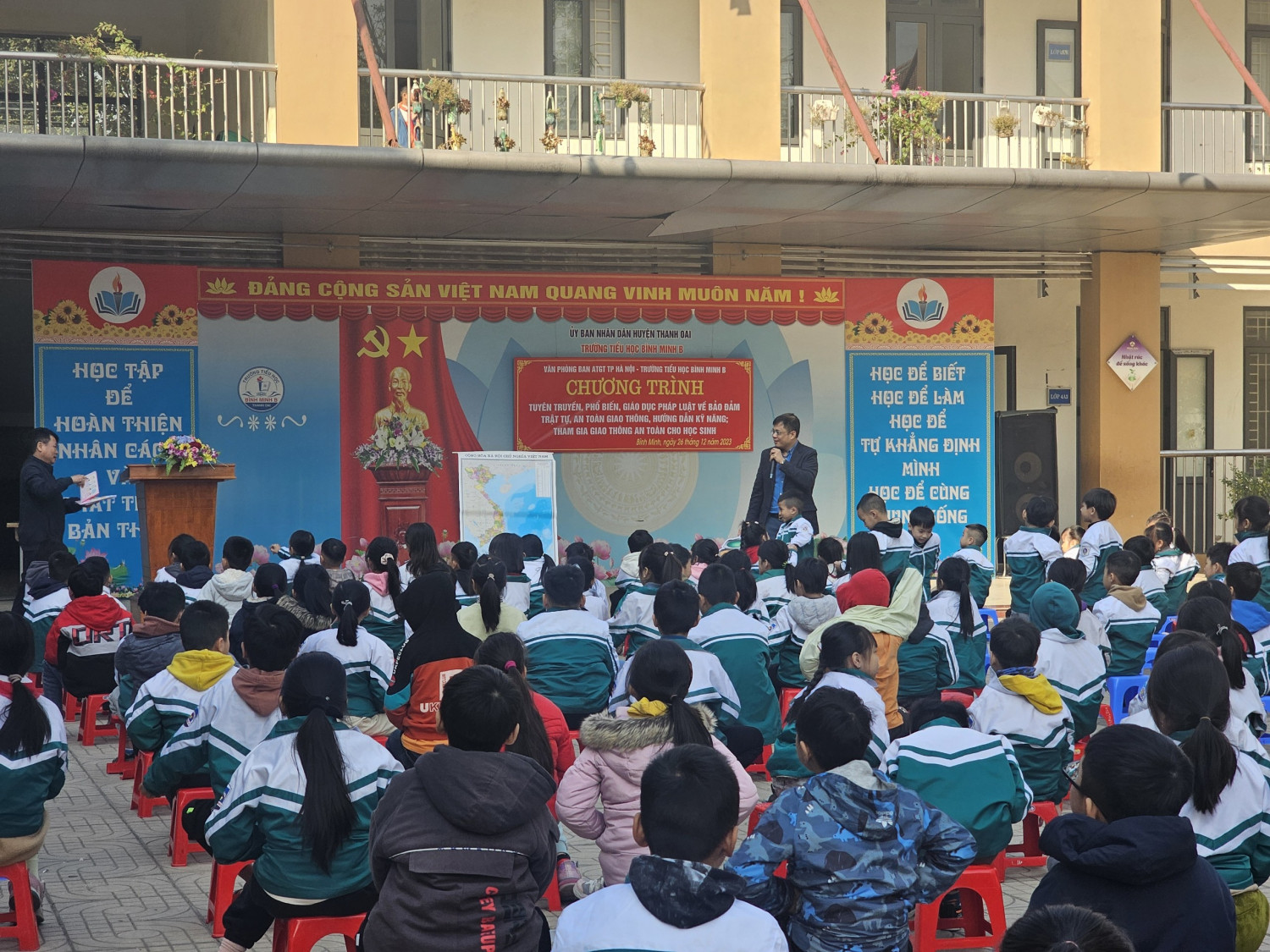 Trường Tiểu học Bình Minh B phối hợp Ban ATGT thành phố tổ chức tuyên truyền, phổ biến, giáo dục pháp luật về bảo đảm  trật tự, an toàn giao thông, hướng dẫn kỹ năng tham gia giao thông an toàn cho học sinh.